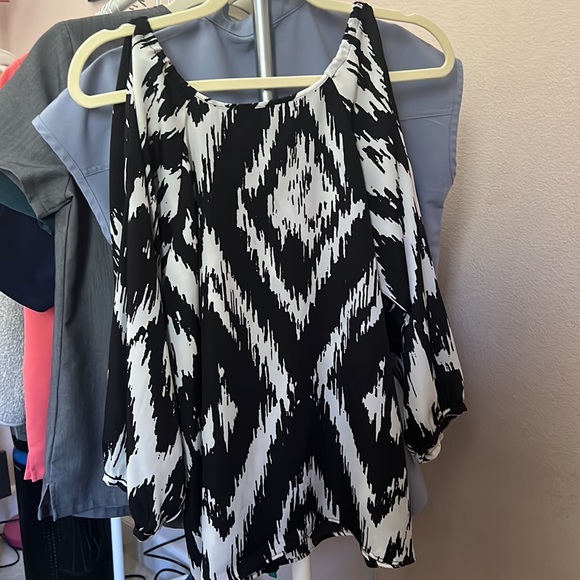 BCBG flowy top - Picture 3 of 3